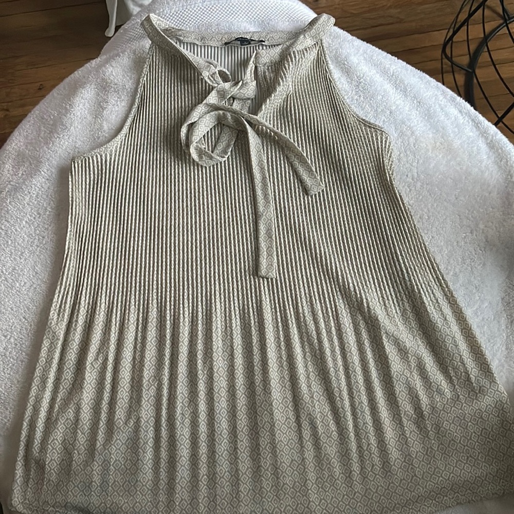 Adrianna Papell sleeveless pleated top with ties. Small